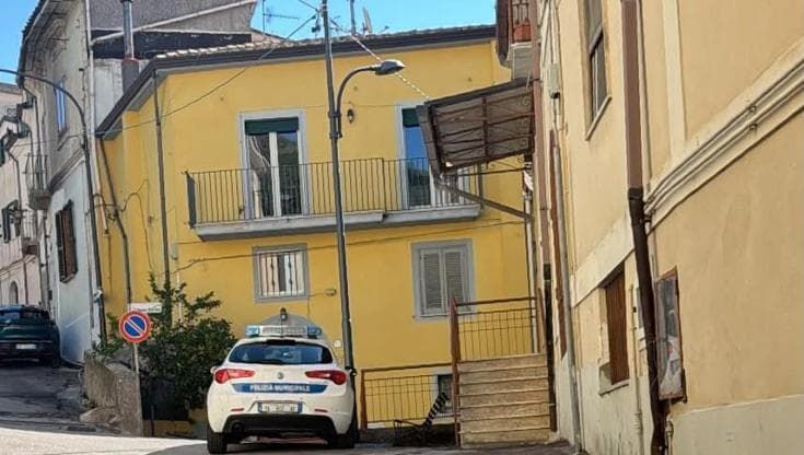 Strangola la madre anziana nel sonno, arrestato cinquantatreenne a Salerno