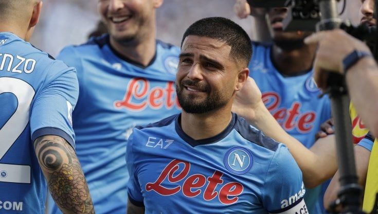 Napoli, l'addio di Insigne: gol, applausi e giro di campo con figli e squadra