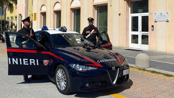 Guida con la patente sospesa, provoca un incidente stradale e minaccia le vittime, denunciato