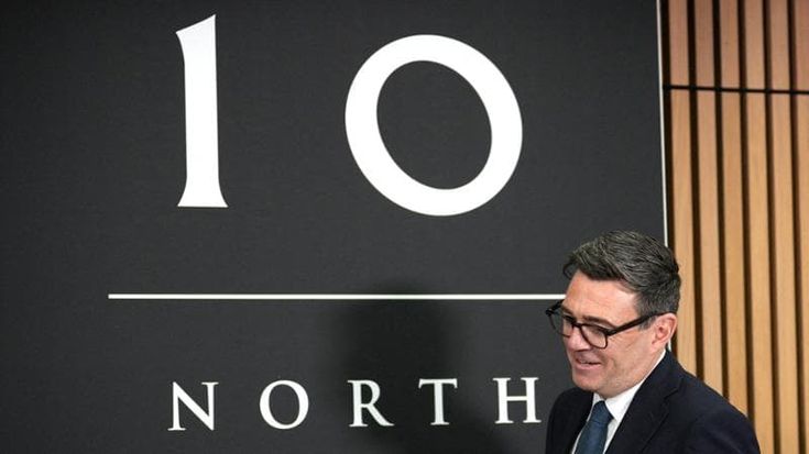 Burnham inaugura Downing Street del Nord