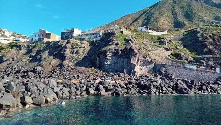 Ginostra, la scuola riapre dopo vent’anni: sui banchi solo un’alunna