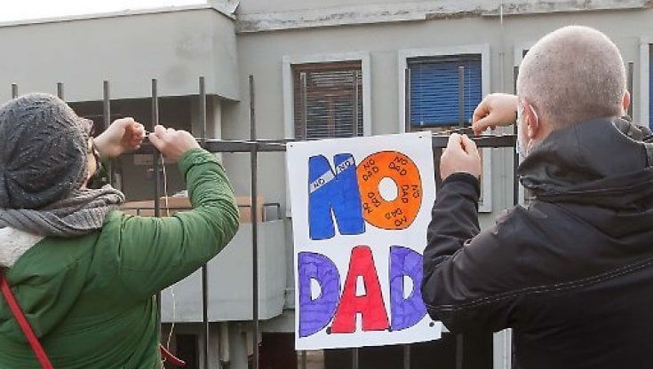 "Negozia aperti, scuole chiuse: Cirio riapra subito le seconde e terze medie"