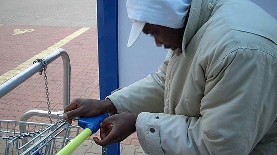 Biella, profugo trova portafoglio pieno di soldi e lo restituisce: tornava dalla giornata di elemosine