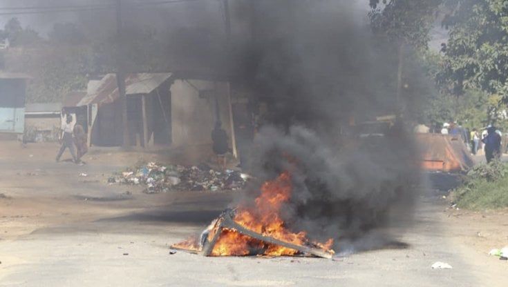 Ex Swaziland in fiamme, proteste e uccisioni contro il sovrano-despota che ora sarebbe in fuga