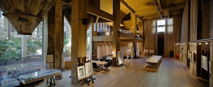 La trasformazione della fabbrica di cemento: capolavoro d'architettura alle porte di Barcellona