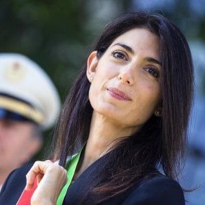 Roma, l'opposizione contro Raggi: "Sdegno per gli elogi del sito del consigliere di Trump"