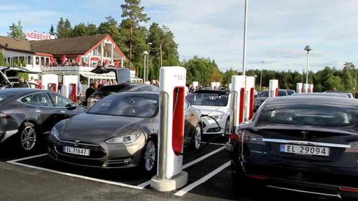 Auto elettrica, la Norvegia è sempre più l’Eldorado con quasi il 99% delle immatricolazioni
