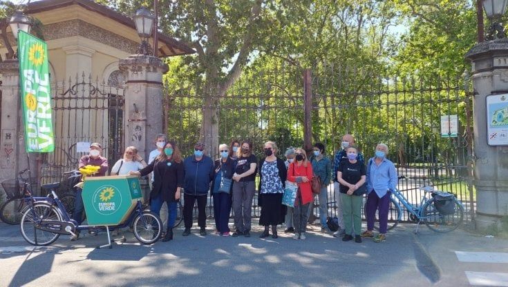 Sette denunce contro le potature nel parco Ducale. "Comune inadeguato alla tutela del verde"