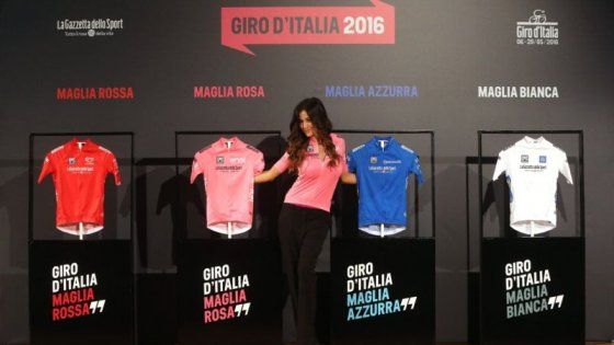 Giro d'Italia, presentate le maglie: Giorgia Palmas la madrina