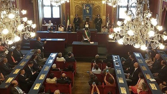 Appendino si insedia e cita Olivetti: "Un sogno sembra un sogno finché non si comincia" 