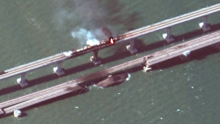 Colpito il ponte Kerch. Crimea e Russia separate da una bomba