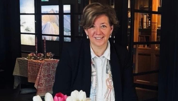 La chef maestra di cerimonie che prepara le tea box per la regina Camilla