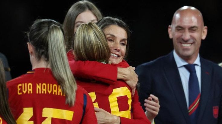 Mondiali di calcio donne, Spagna campione ma è polemica: il presidente bacia una giocatrice