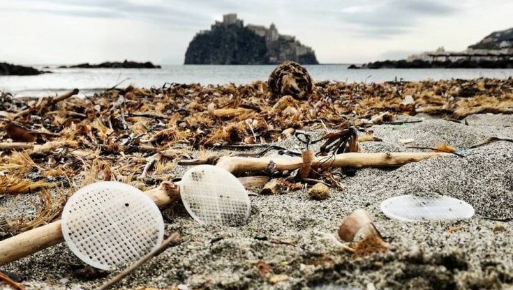A processo per i “dischetti” del depuratore che invasero il mare italiano
