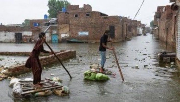 Crisi climatica: in Pakistan verso la povertà più di 9 milioni di persone: ma è il Paese responsabile di meno dell1% dei gas serra globali