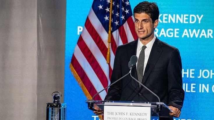 Carisma del nonno e un milione di follower: il nipote di Kennedy si candida con Dem al Congresso Usa