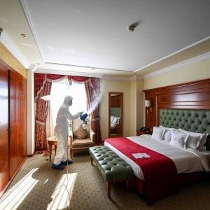 Coronavirus, i diritti dei clienti degli hotel. Le associazioni: “Venite incontro agli albergatori”