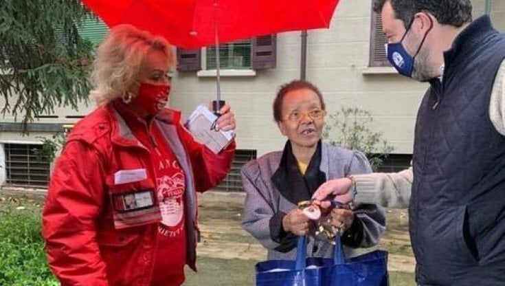 Salvini e la gaffe di Natale: scambia una signora per una clochard e le dona un pacco. La Lega: "Nessun errore"