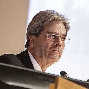 Crisi Pd, piovono pietre sull'Italia. E manca l'ombrello