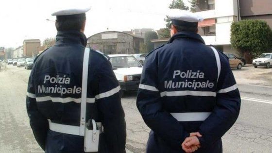 Spingevano la sorellina di 9 anni all'accattonaggio, denunciati i familiari
