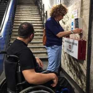 Roma,  tra scale e barriere in trappola: nella metro vietata alle carrozzine