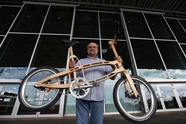Una bici di legno, costruita come una barca