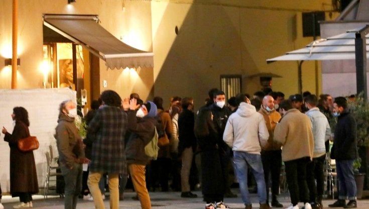 Firenze, 800 euro di multa alla ragazza con la passione delle feste tra amici. Scatta la stretta su alcol e movida