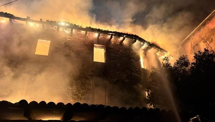 Monzuno, incendio nel casolare storico andato all’asta. Bombole di gas trovate nell’edificio