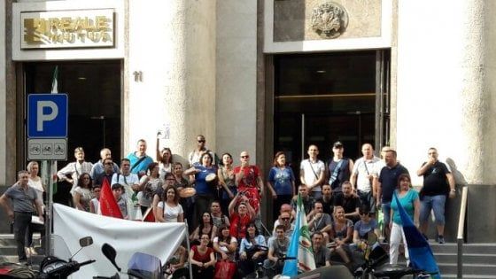 Torino, la protesta dei lavoratori in appalto: "Reale Mutua pensi anche a noi"