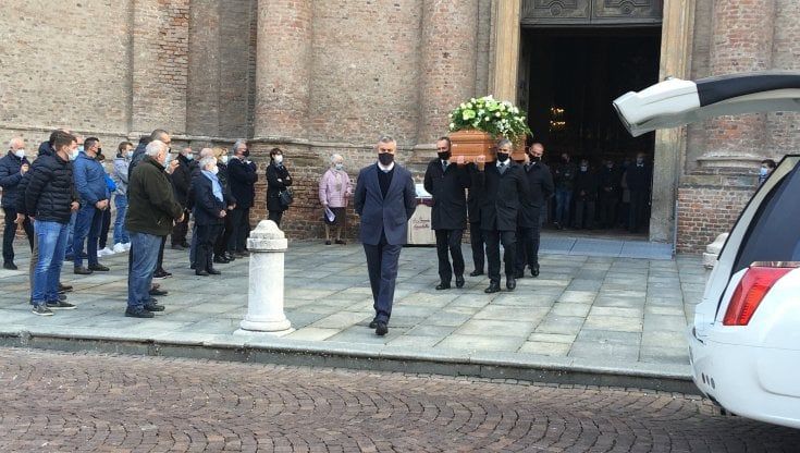 Funerali silenziosi per l'uomo che ha sterminato la sua famiglia a Carignano 