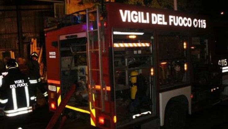 Incendio distrugge una ditta a Verdellino nella Bergamasca: colonna di fumo visibile a chilometri di distanza