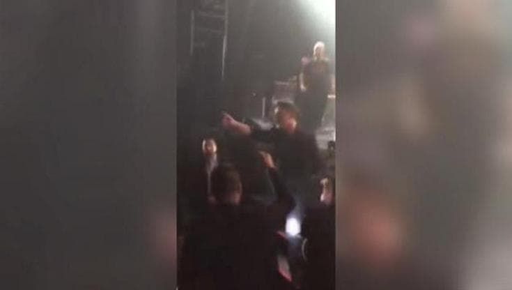Donna maltrattata al concerto: Alejandro Sanz scende dal palco e la difende
