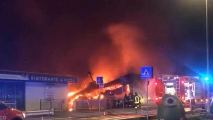 Grosso incendio in una pizzeria di Vesima, strada bloccata e riaperta all’alba