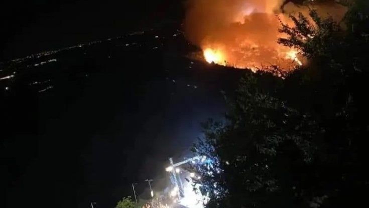 Monti Dauni, un incendio devasta il bosco di Sant'Agata: il rogo da oltre 36 ore, in azione i canadair