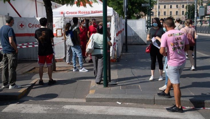 Lazio, senza vaccino 200mila cinquantenni. L'allarme dei medici di famiglia: “Elenchi spariti per l’attacco hacker”. Ma la Regione: "Non ci risulta"