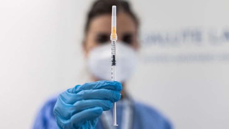Effetto vaccino: a Parma contagi mensili più che dimezzati fra over 80 