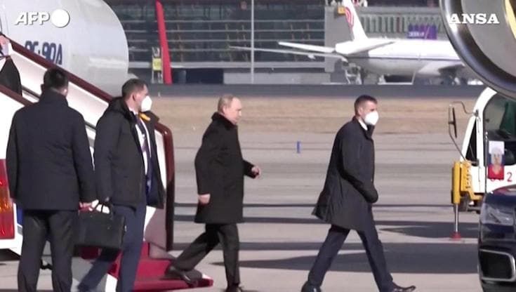 Olimpiadi, l'arrivo di Putin a Pechino: la lunga fila di auto scorta il presidente russo