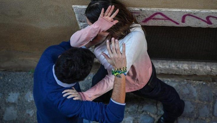 Violentata per anni dal compagno, ma per i giudici tributari che le chiedono un rimborso "non è un fatto grave"