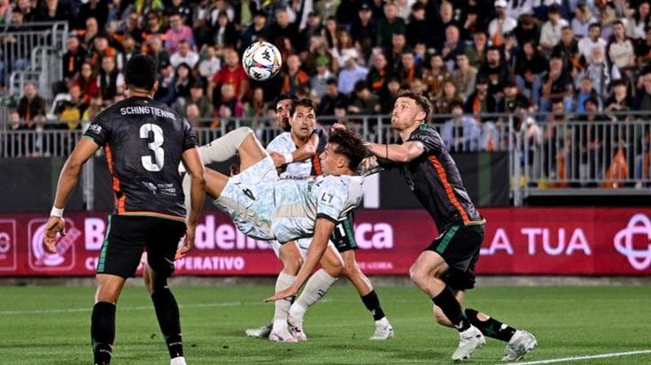 Rosa bene per un tempo poi fa festa il Venezia. Adesso testa ai play-off