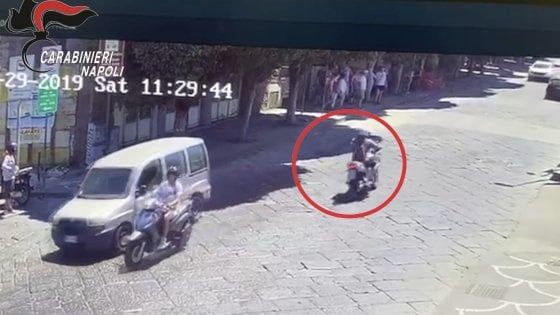 Pompei, turista rapinato del Rolex davanti agli scavi  