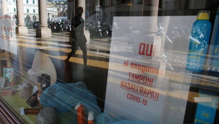 Firenze, farmacie prese d’assalto per prenotare i tamponi