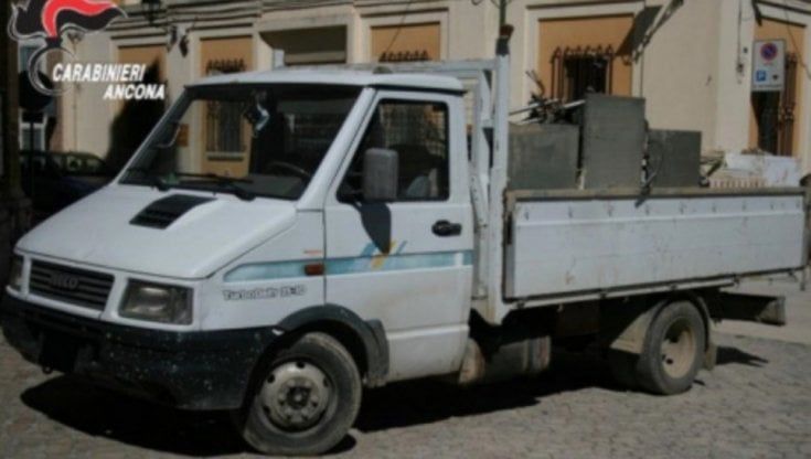 Alluvione Marche, sciacalli senza pietà: si fingono volontari e rubano mobili e auto. Persino una collezione di trenini