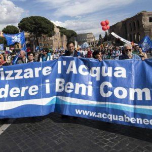 Acqua pubblica, è polemica. Sel e M5s: "Il Pd affossa il referendum". I dem: "Nessuna privatizzazione"