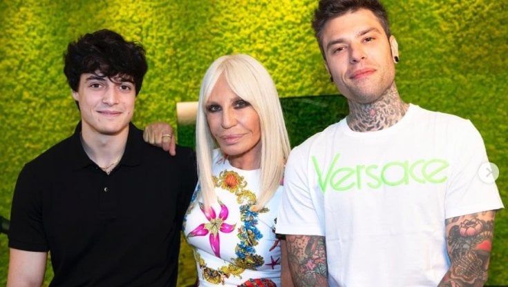 Donatella Versace si racconta a Fedez: "Il coraggio di Gianni, gli attacchi, Prince e Jennifer Lopez"