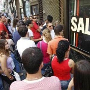 Shopping, un italiano su due compra vestiti che non usa mai