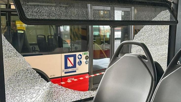 Napoli, denunciati due 30enni per gli spari contro i bus: “Una bravata”