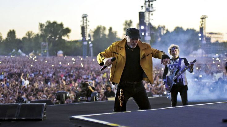 Vasco Rossi: "Mi tiravano le freccette, al terzo concerto volevo smettere"