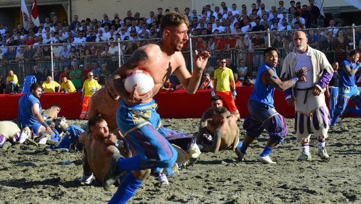 Calcio storico Bianchi travolti, gli Azzurri in finale contro i Rossi
