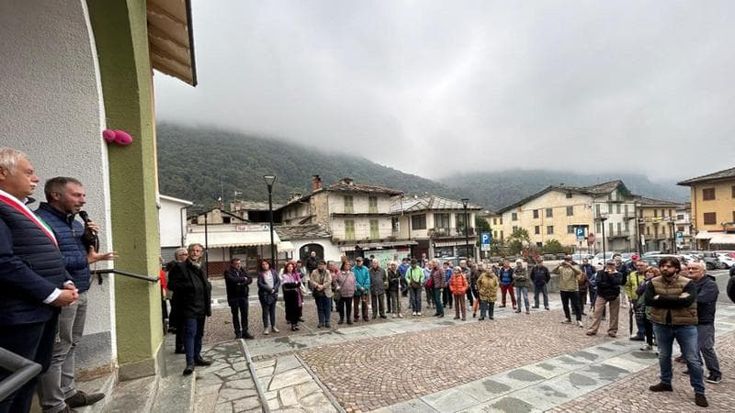 Bobbio Pellice in piazza per l’unico bancomat: “Siamo riusciti a salvarlo”