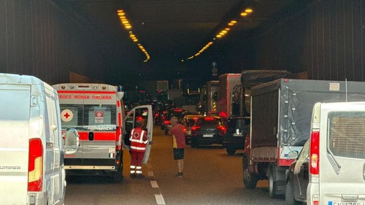 Auto in fiamme in galleria a Monza San Fruttuoso: traffico in tilt e lunghe code sulla Milano-Lecco
